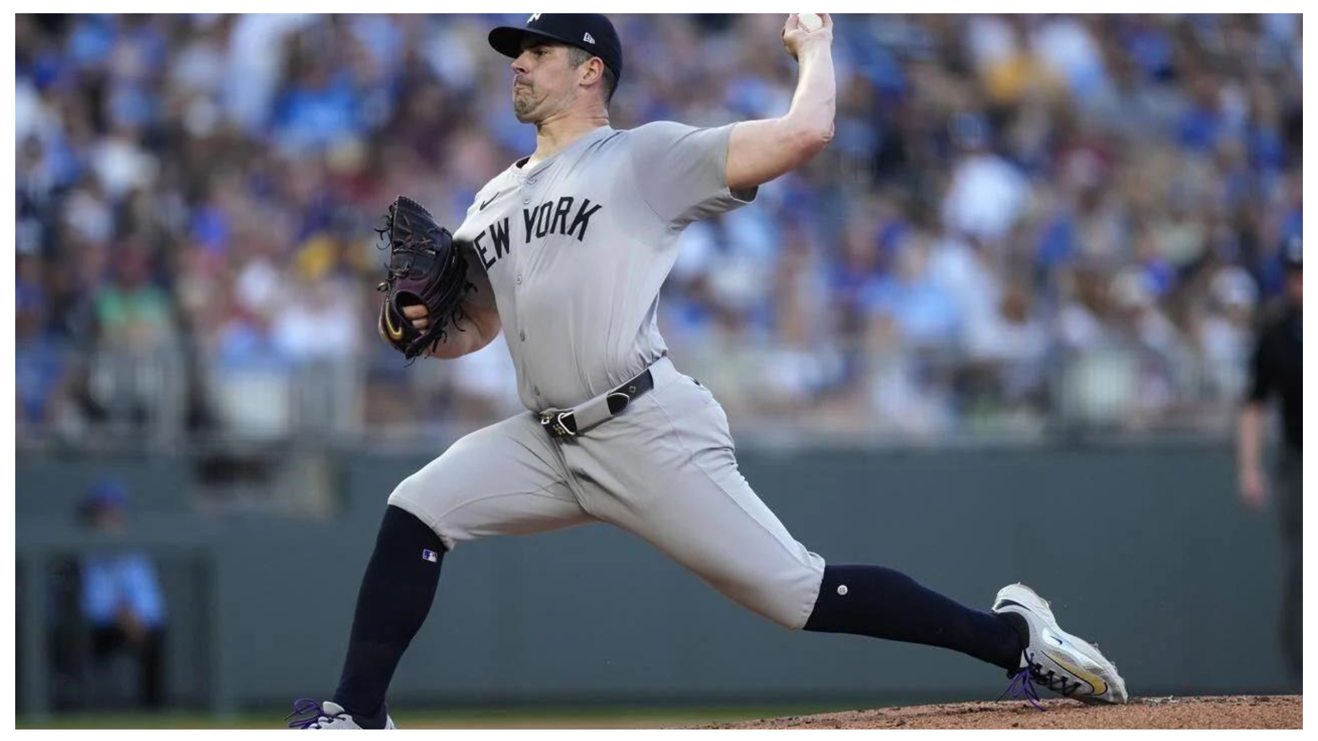 Royals' Hunter Renfroe fractures his left big toe after fouling off two pitches from Carlos Rodón.