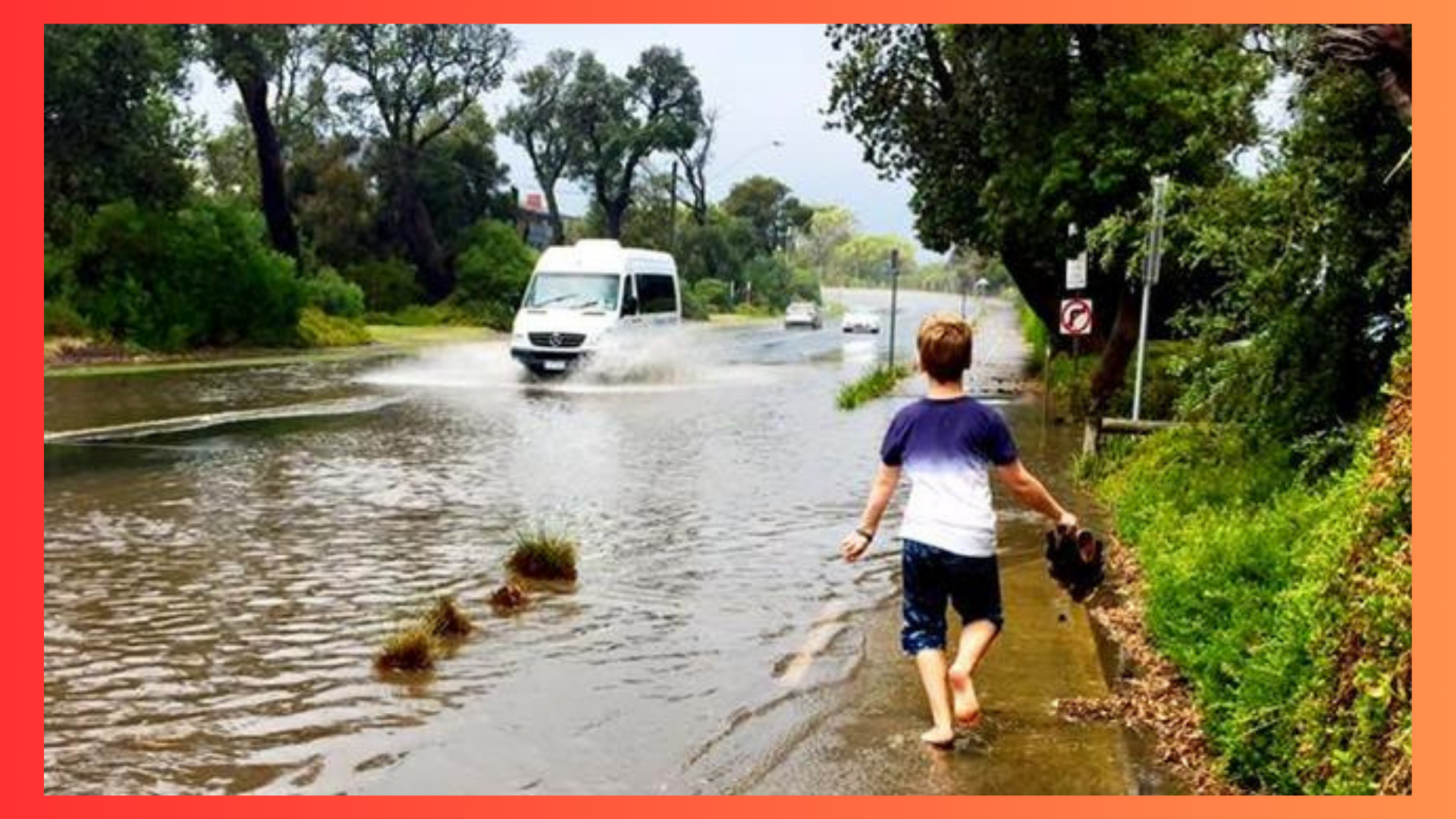 Rainfall inundates Melbourne's south-east, with Sandringham and Beaumaris residents left wading through floodwaters